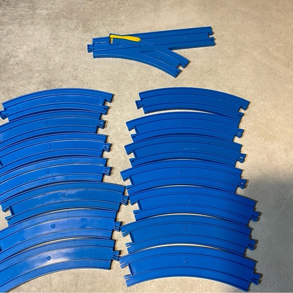 TOMY Thomas the Train Blue Train Tracks 14 Curved & 1 Switch Track Junction - Picture 6 of 11